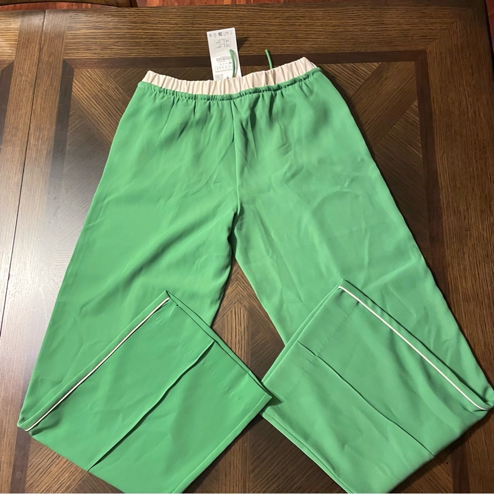 Zara Green Joggers with Elastic Waistband and Relaxed Fit - Picture 2 of 4